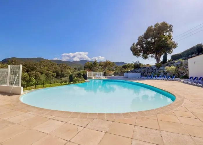 Superbe Vue Proche De La Avec Piscine Pietra Moneta